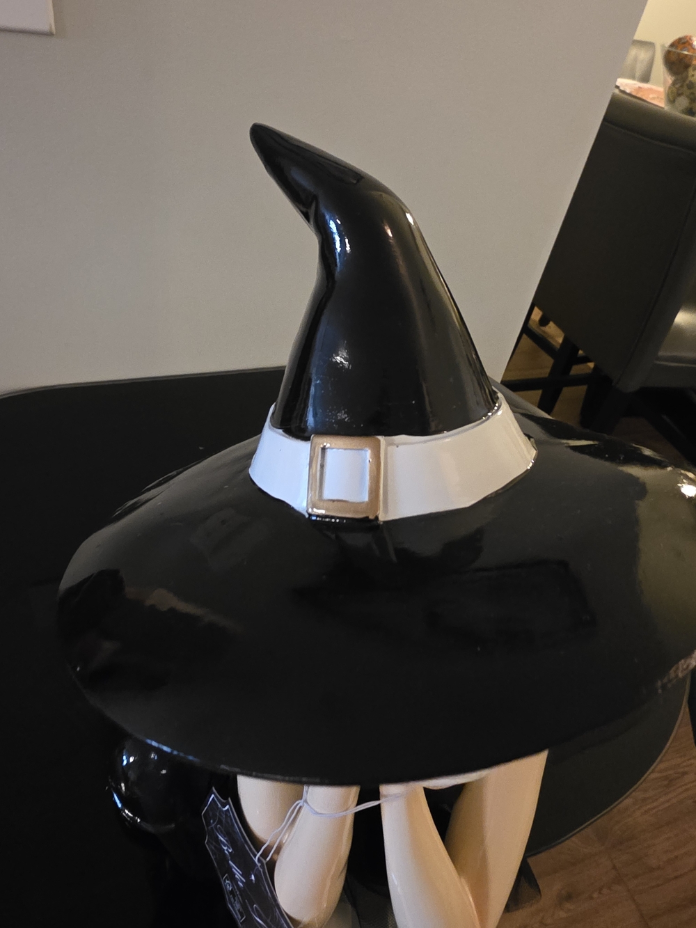 Green-Haired Witch Figurine with Black Hat and Striped Tights - Picture 3 of 10